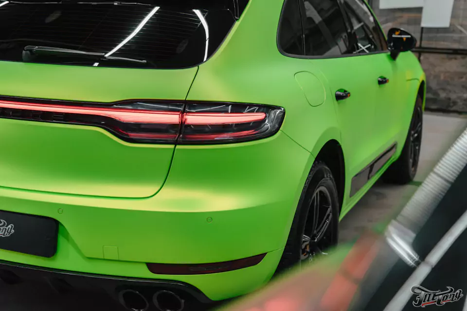 Оклеили Porsche Macan ярко-салатовым винилом и забронировали матовым полиуретаном, окрасили диски в черный глянец, установили ремни безопасности в цвет пленки (напечатали цвет!)